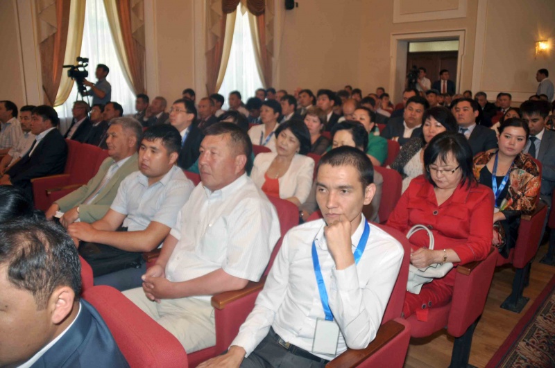 На пленарном заседании подводились итога реализации молодежной политики в пяти областях Казахстана.