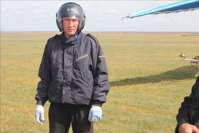 Асылбек Абдурахманов несколько лет с помощью своей крылатой машины боролся с насекомыми-вредителями в северных регионах Казахстана. Теперь помогает уберечь от саранчи пастбища в нашей области.