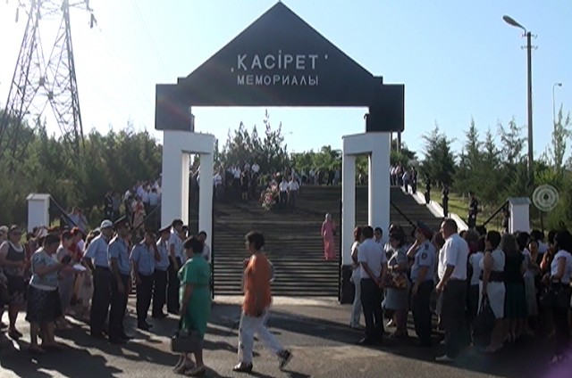 Сотни людей пришли возложить цветы к мемориалу "Касырет"