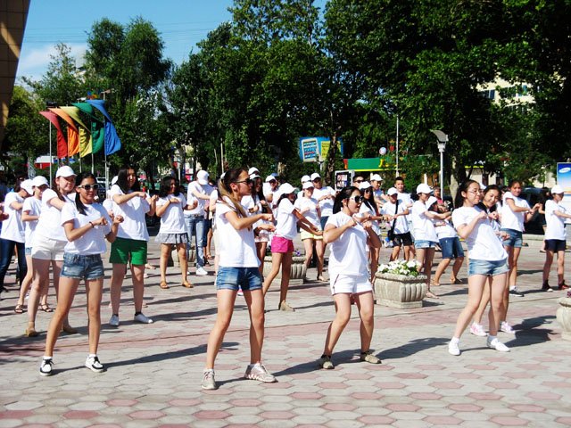 Учащиеся Назарбаев интеллектуальной школы "зажгли" на центральной улице города 