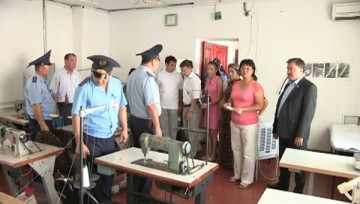 В швейном цехе женщины шьют все необходимое для колонии, а также выполняют заказы на пошив формы, спецодежды