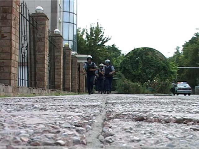 Сотрудники полиции бегут на свои боевые позиции