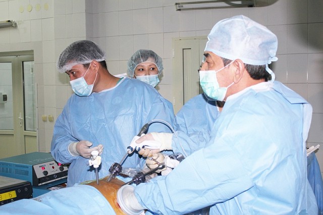 Мади Бегалиев оперирует пациента под контролем профессора Кван Тэ Пак