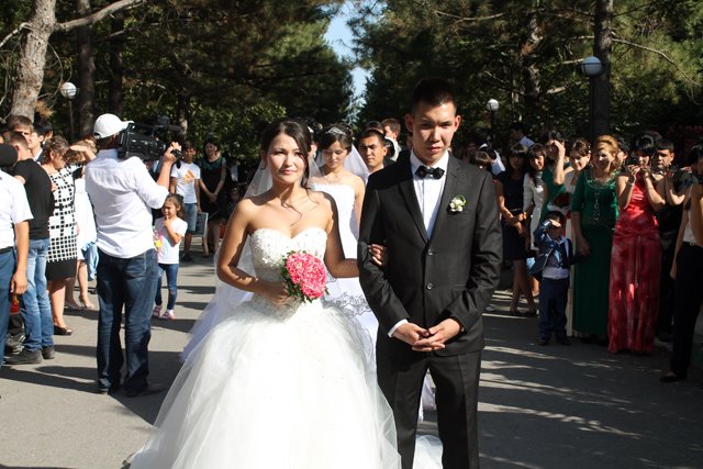 Новый для казахстанцев праздник – день семьи, шымкентские молодожены отметили по-особому
