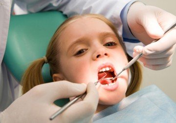 Обычно смена молочных зубов на постоянные не требует никакого вмешательства стоматологов