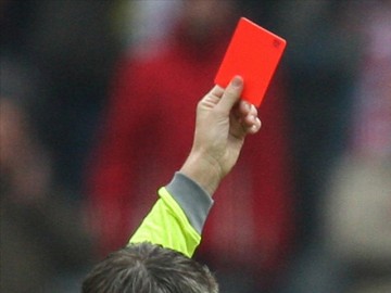 Судья показал 3 красных карточки полевым игрокам и одному запасному