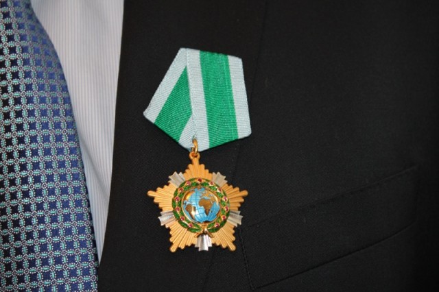 Орден "Дружбы"  на груди акима ЮКО Аскара Мырзахметова