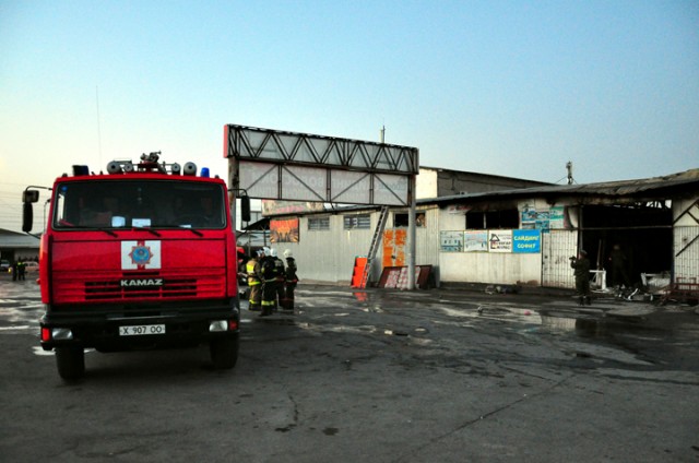 На тушение пожара было задействовано 12 противопожарных машин