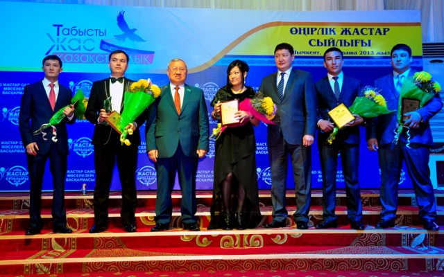 На фото чиновники вместе с первой пятеркой успешных молодых казахстанцев