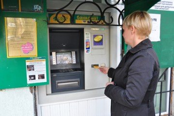 Ширина щели банкомата, из которой выходит наличность, рассчитана на разовую выдачу купюр общим номиналом не более 30 тысяч тенге (если это тысячная купюра)