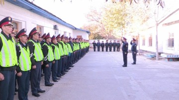 Командир полка дорожно-патрульной полиции, полковник Абдугани Сейдуалиев  отдает приказ на охрану общественного порядка в Шымкенте 