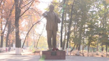 Коммунисты Южно-Казахстанской области возложили цветы к памятнику Владимира Ильича Ленина