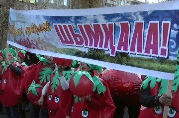 Более 1000 учителей в карнавальных костюмах шествовали по городу