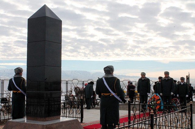 Гранитный столб установили в память погибшим пограничниками и членам экипажа Ан-72