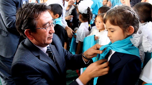 Представители компании "Петро Казахстан Ойл Продактс" помогли жасулановцам одеть галстуки