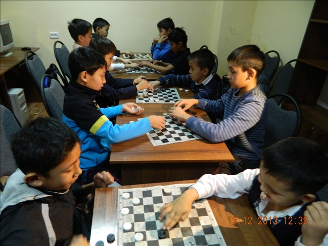 Мальчишки проводят свободное время играя в разные интеллектуальные игры