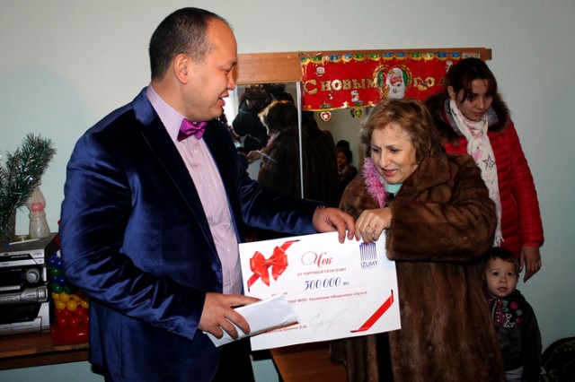 С  теплыми пожеланиями Омирали Ералиев вручил еще один чек на сумму 300 000 тысяч тенге