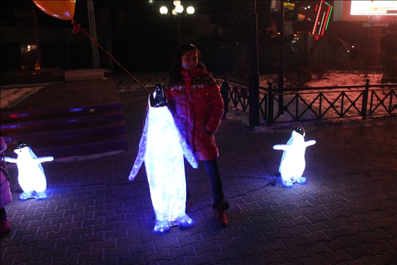 Вот такие фигуры императорских пингвинов установлены на перекрестке бульвара Конаева и проспекта Тауке хана