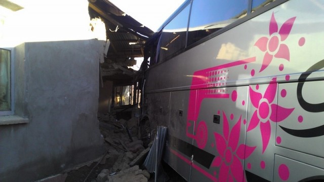 Автобус протаранил жилой дом в ЮКО