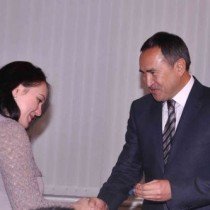 Анастасия Прилепа получает подарок из рук акима ЮКО