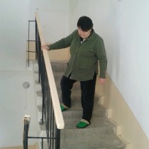Айманкуль Турдалиева, инвалид третьей группы, жалуется, что ей трудно спускаться по лестнице