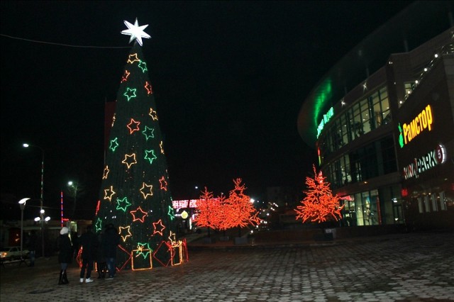 Новогодняя елка у Мега Центра самая популярная среди населения