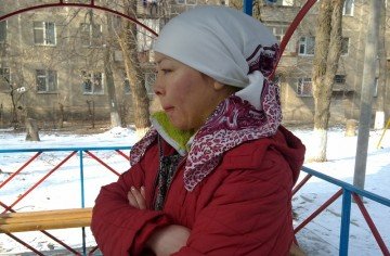 Айсулу Тажибаев приютила у себя мать с двумя детьми
