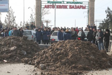 Авторынок ИП "Жуманов"загородили бетонными блоками и глиняной насыпью