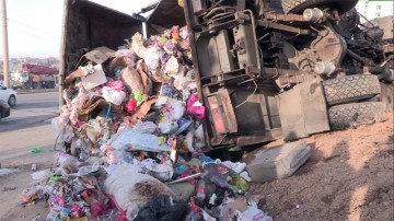 Переполненный мусоровоз опрокинулся в Нурсате