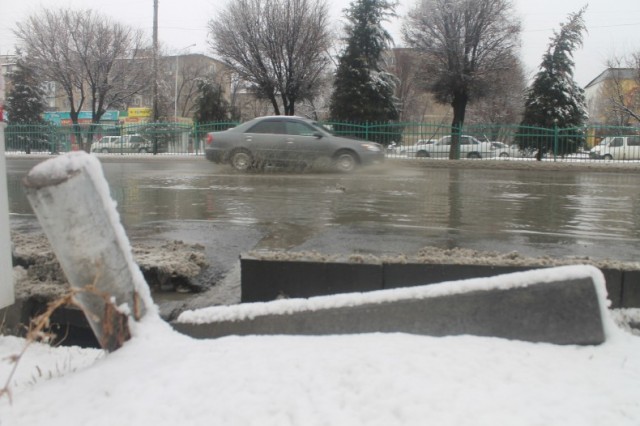 Снег замедлил течение воды на дорогах, но лужи и ныне там