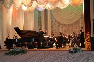 Айгуль Айгазиева сопровождает солистов театра во время различных конкурсов и фестивалей