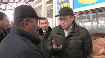 Аскар Мырзахметов на рынке "Алаш"