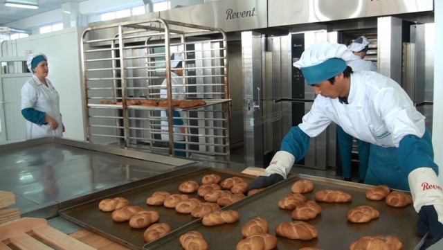 Предприятие предлагает своим клиентам свежеиспеченный хлеб прямо с конвейера
