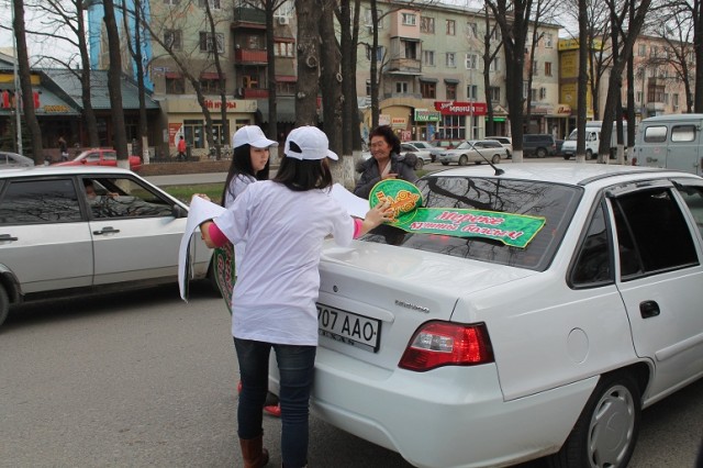 Украсили активисты и машины водителей, которые не были против