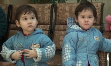 Две девочки-близняшки остались без матери