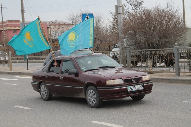Из каждого автомобиля развевался флаг Казахстана