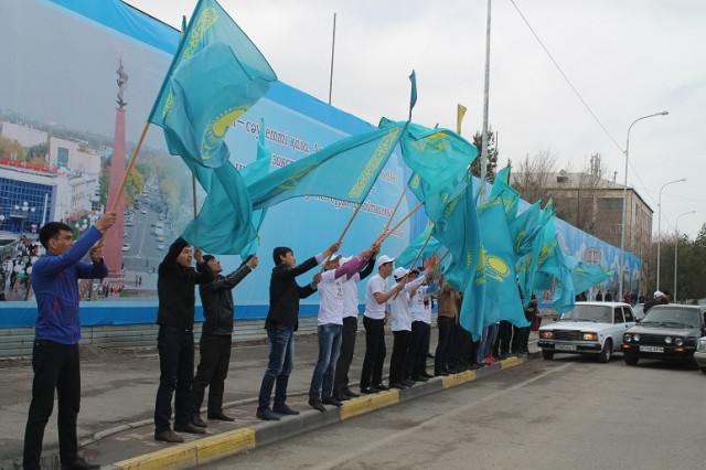 Молодое активисты пытались показать свой патриотизм и сразу поздравить шымкентцев 