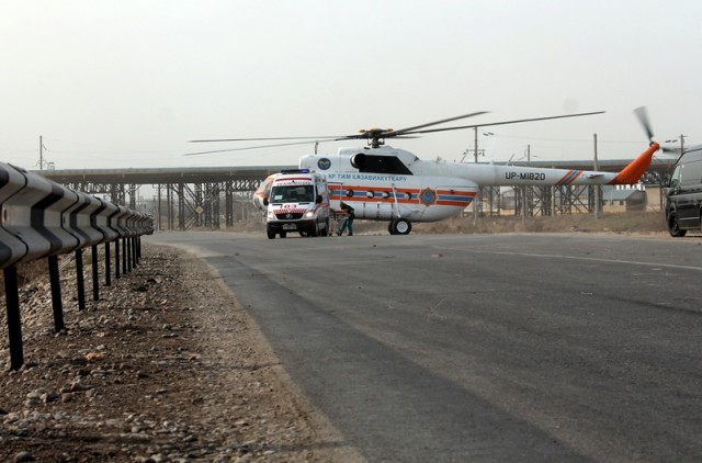 Далее оперативно срабатывают медики. Пострадавшего в катастрофе скорая доставляет до вертолета, который дальше транспортирует госпитализирует жертву