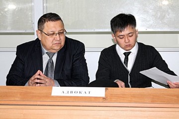 Канат Акильбеков (справа) с адвокатом на суде