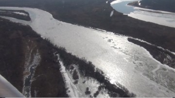 Берега Сырдарьи окованы льдом