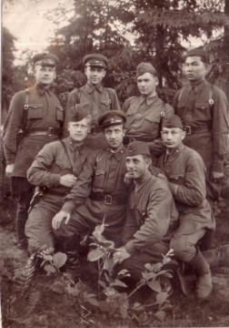 Карельский перешеек. 1944 год. Сейдаш Файзиев вверху справа.