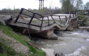 В поселках Бадам-2 и Ельтай на грани обрушения находятся мосты