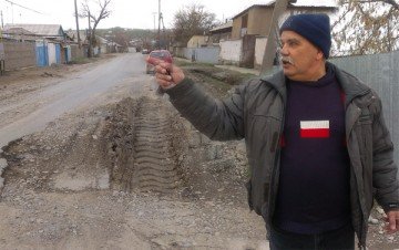 В эту яму было высыпано не меньше 20 КамАЗов гравия, говорит В. Петрашов