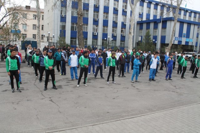 Делать зарядку перед городским акиматом  вышли в основном сотрудники шымкентских спортивных школ