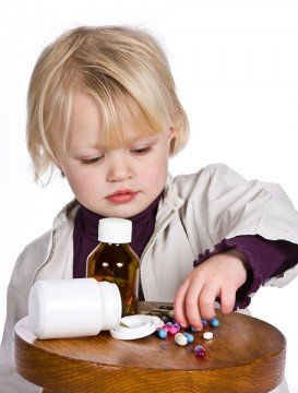 Важно объяснить ребенку, что пить лекарства без разрешения категорически нельзя!