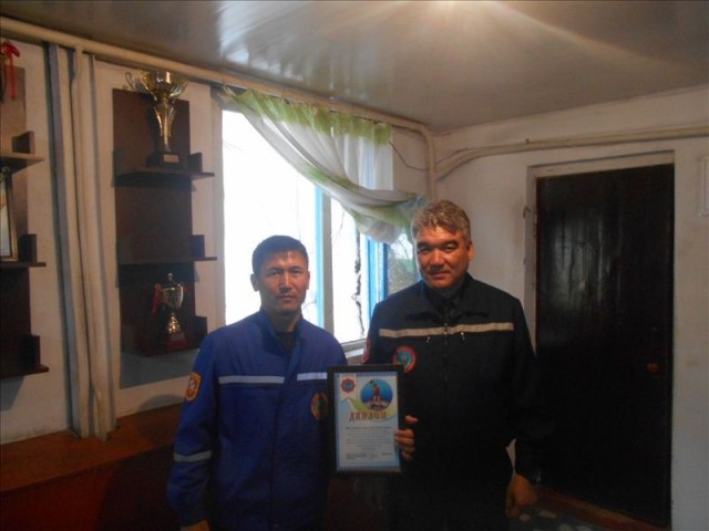 Победитель соревнований Рахымжан Бекенбаев (слева)