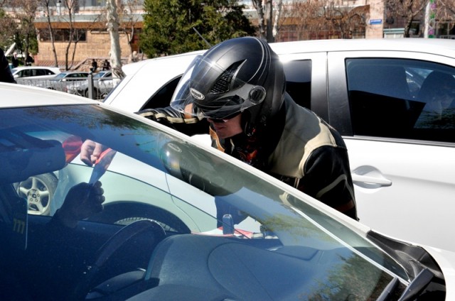 Мотоциклисты раздавали листовки, просили водителей авто быть внимательными на дорогах и по чаще смотреть в боковые зеркала
