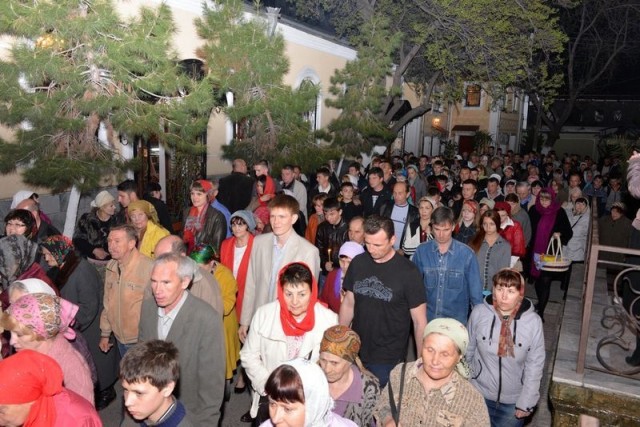 Сотни горожан собрались, чтобы отпраздновать Пасху