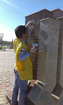 Сотрудники ТОО «Жасыл желек» следят за состоянием памятников и МАФов