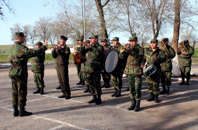 Военный оркестр, исполнил национальный гимн РК 